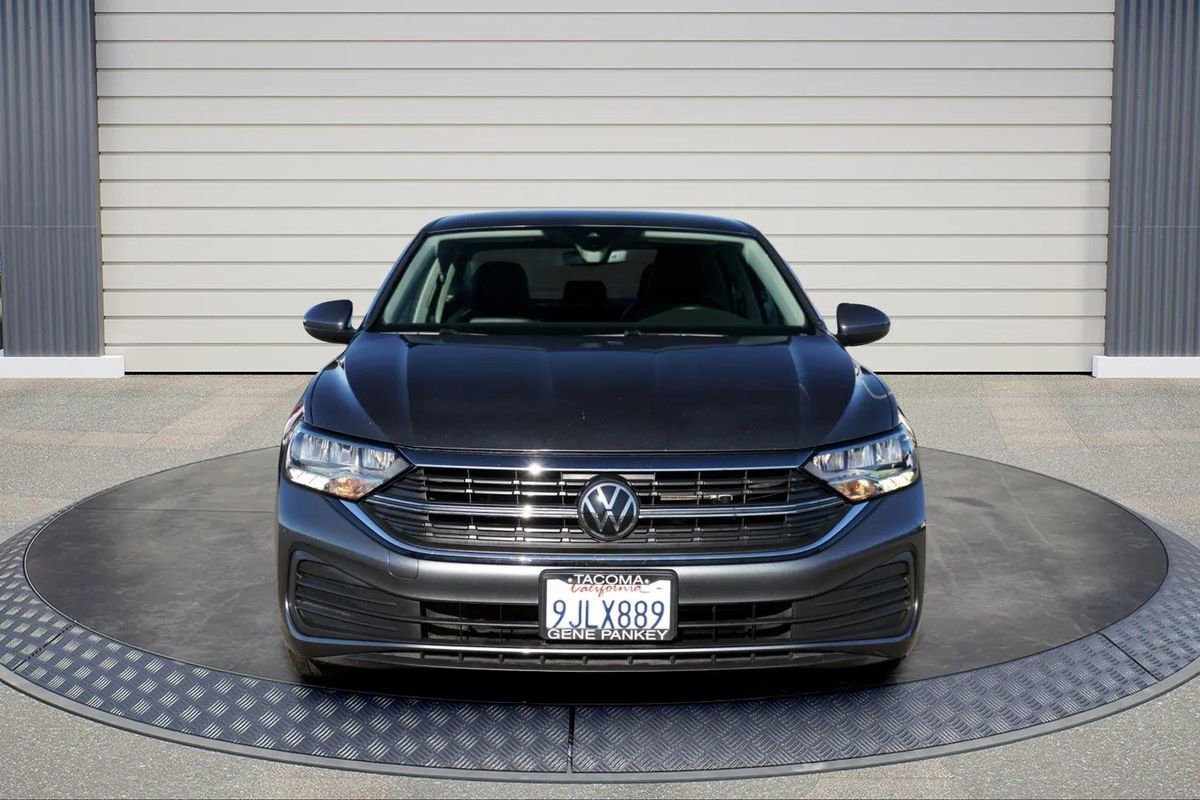 Used 2024 Volkswagen Jetta SE image 2