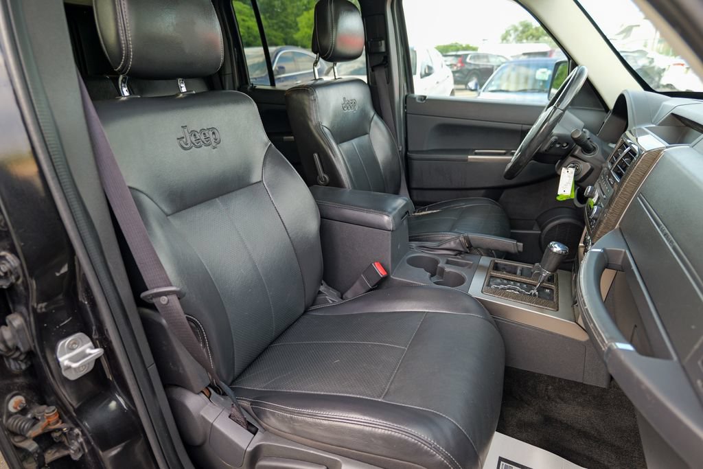 Used 2011 Jeep Liberty Limited w/ Chrome Accents Group AWD/4WD image 35
