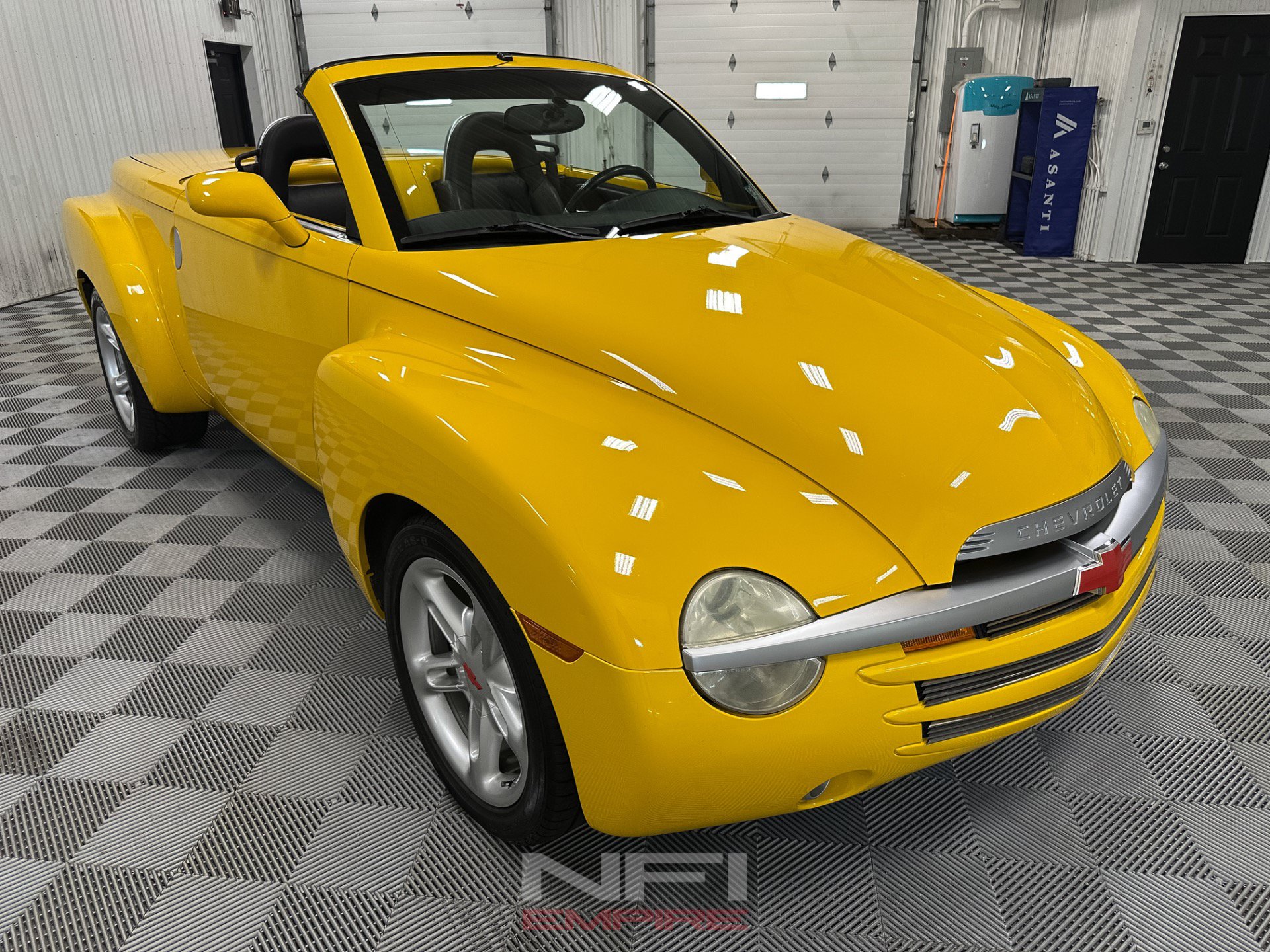Used 2004 Chevrolet SSR w/ Preferred Equipment Group RWD image 9