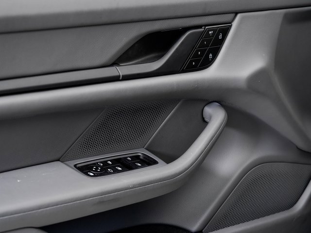 Used 2023 Porsche Taycan image 8