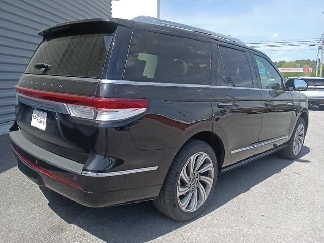 Used 2024 Lincoln Navigator Reserve AWD/4WD image 3