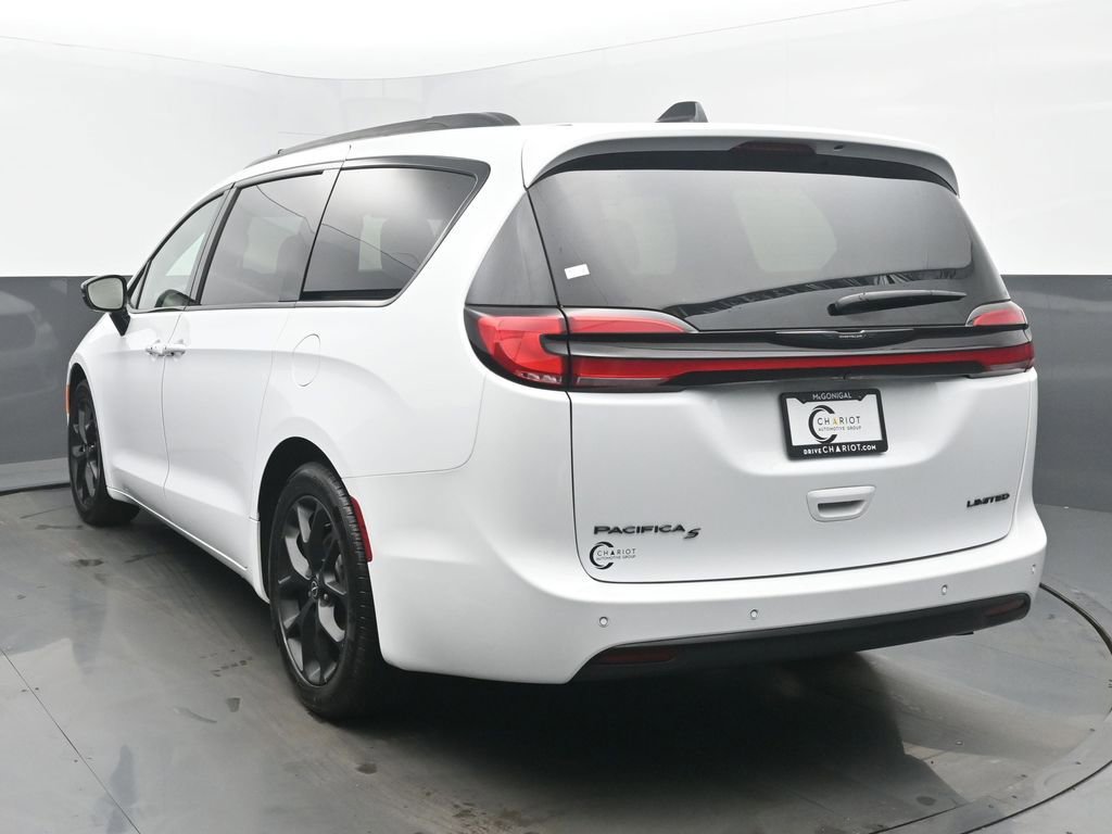 Used 2025 Chrysler Pacifica Limited image 4