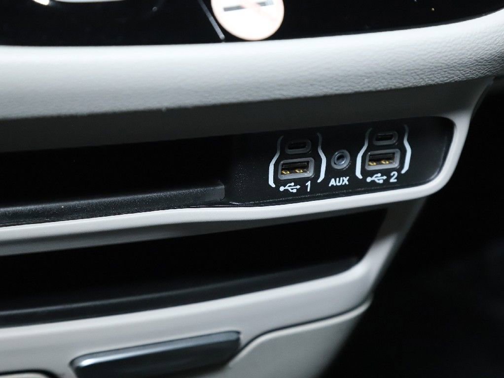 Used 2024 Chrysler Pacifica Touring-L image 27