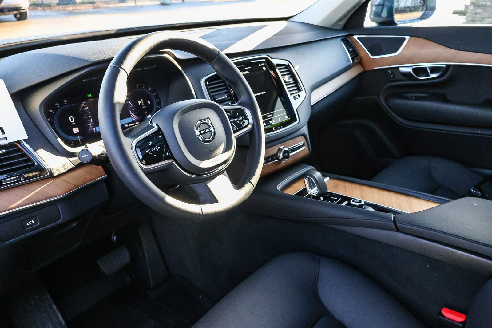 Used 2025 Volvo XC90 B5 Plus w/ Protection Package Premier image 28