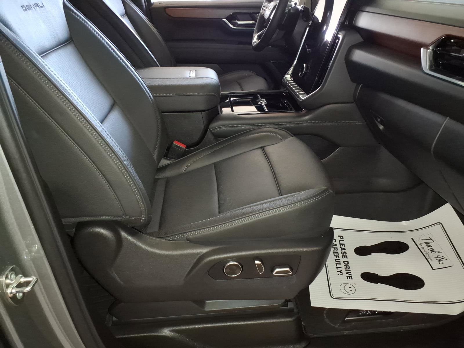 New 2025 GMC Yukon XL Denali w/ Sun & Power Step Package image 8