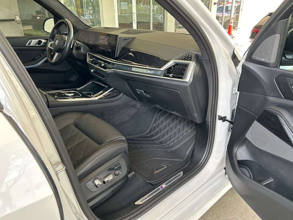 Used 2024 BMW X7 xDrive40i w/ M Sport Package image 27