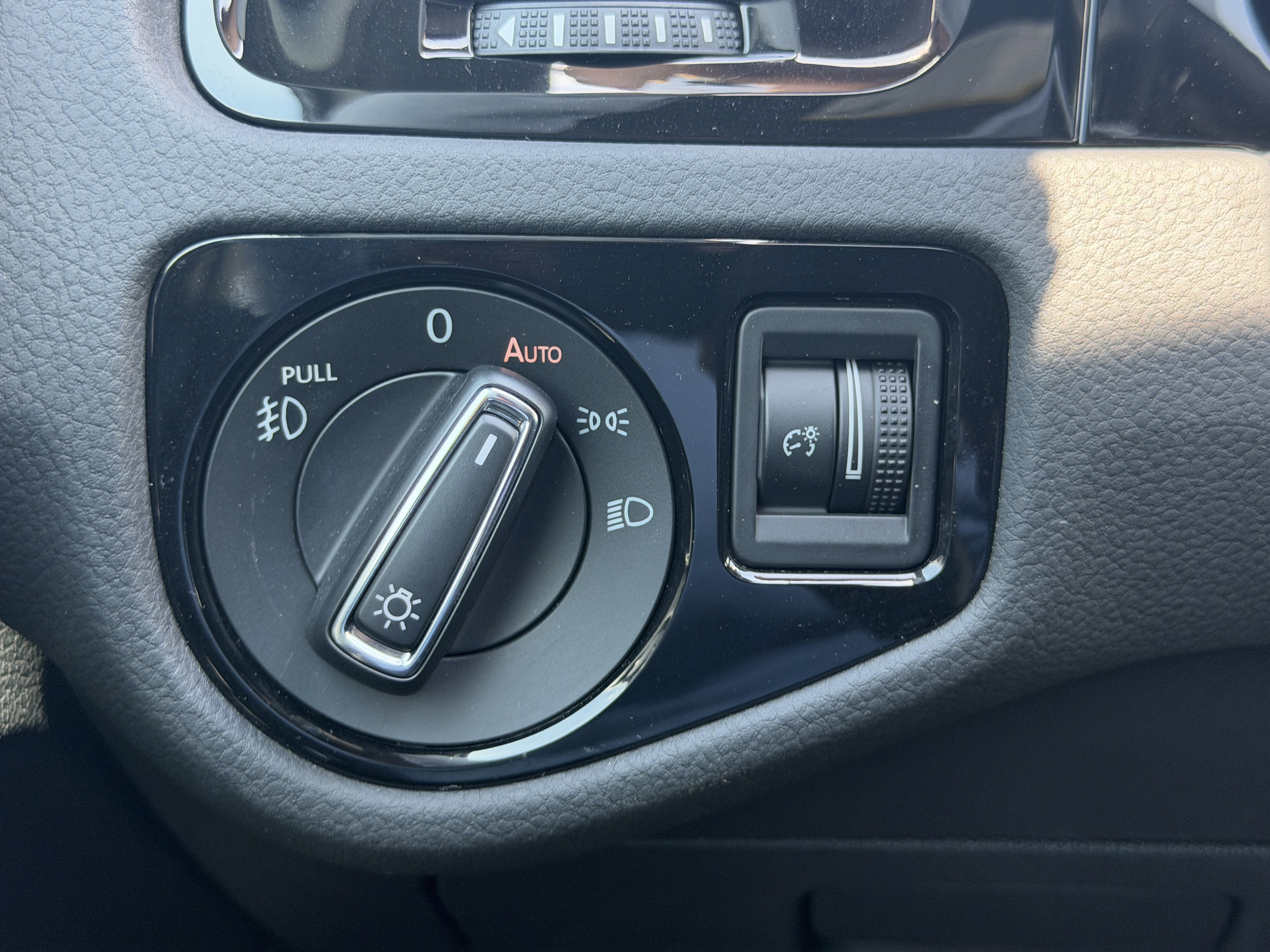 Used 2018 Volkswagen GTI SE FWD image 22