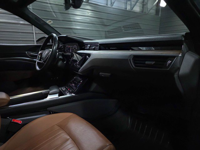 Used 2022 Audi e-tron Premium Plus image 12