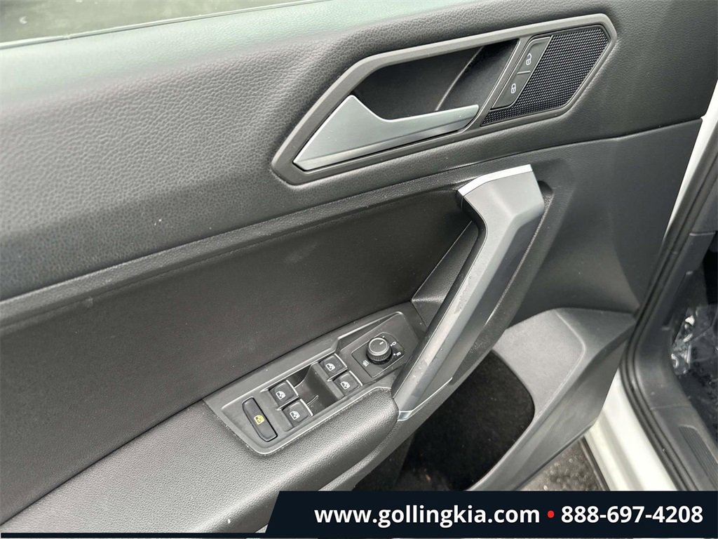 Used 2020 Volkswagen Tiguan SE w/ Panoramic Sunroof Package image 17