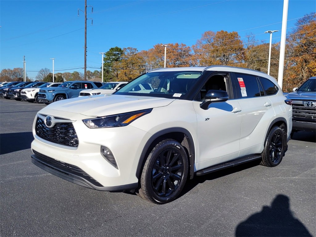 New 2026 Toyota Highlander XLE image 3