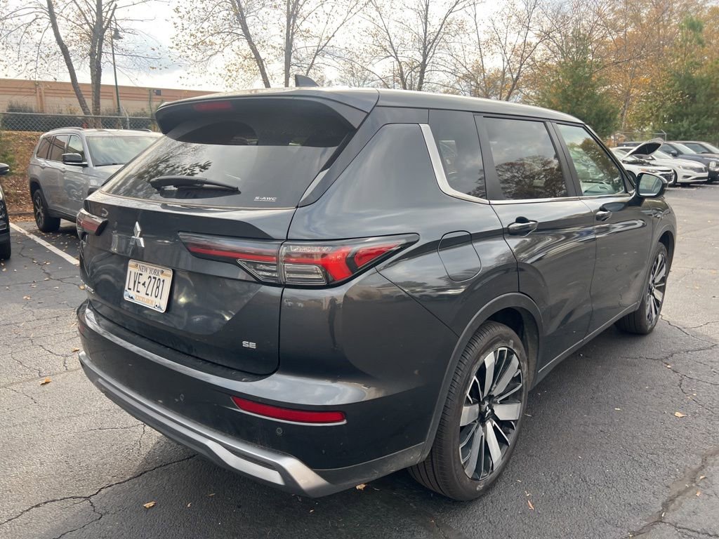 Used 2025 Mitsubishi Outlander SE image 11