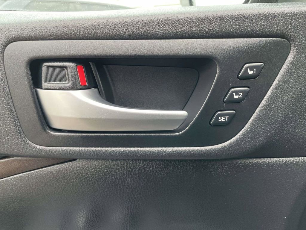 Used 2019 Toyota Highlander Limited FWD image 28