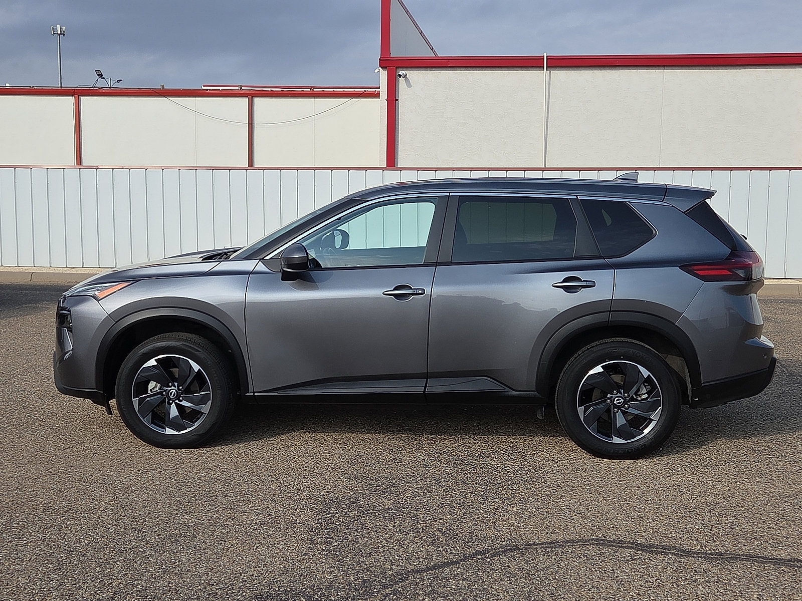 Used 2024 Nissan Rogue SV image 2