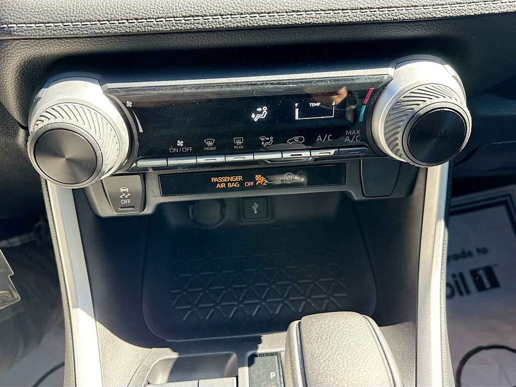 Used 2022 Toyota RAV4 LE image 16