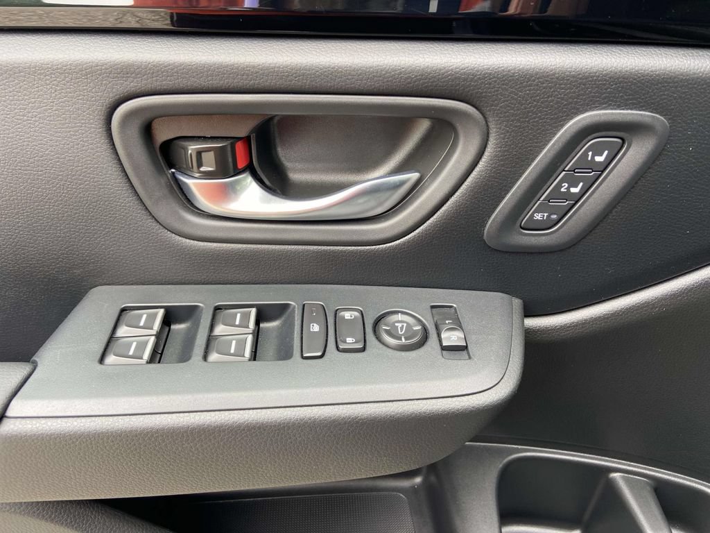 Used 2025 Honda Pilot Touring image 15