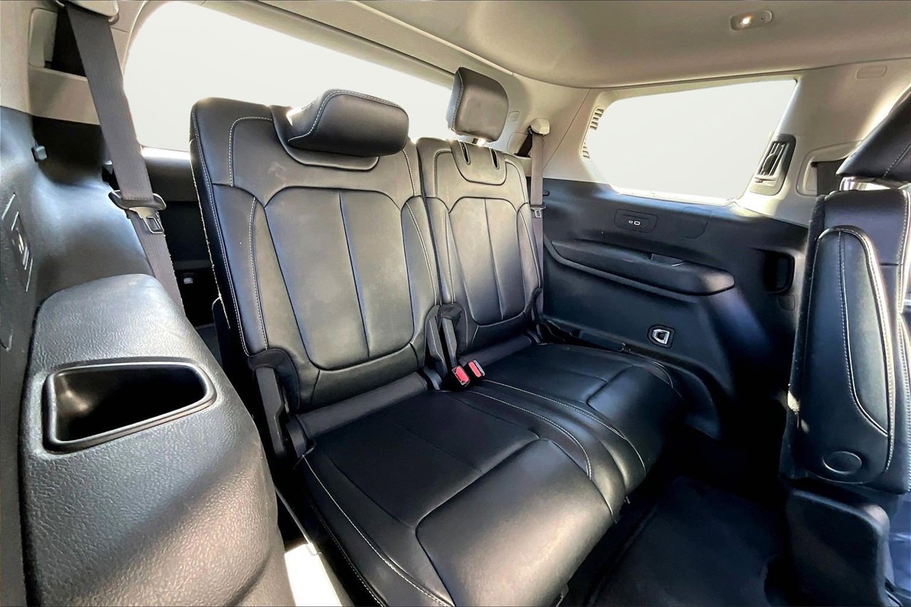 Used 2023 Jeep Grand Cherokee L Limited w/ Black Appearance Package image 24