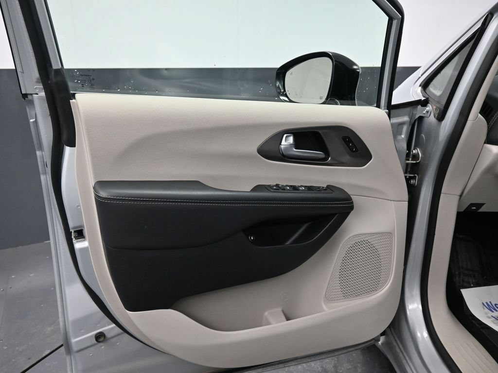 Used 2024 Chrysler Pacifica Limited FWD image 29