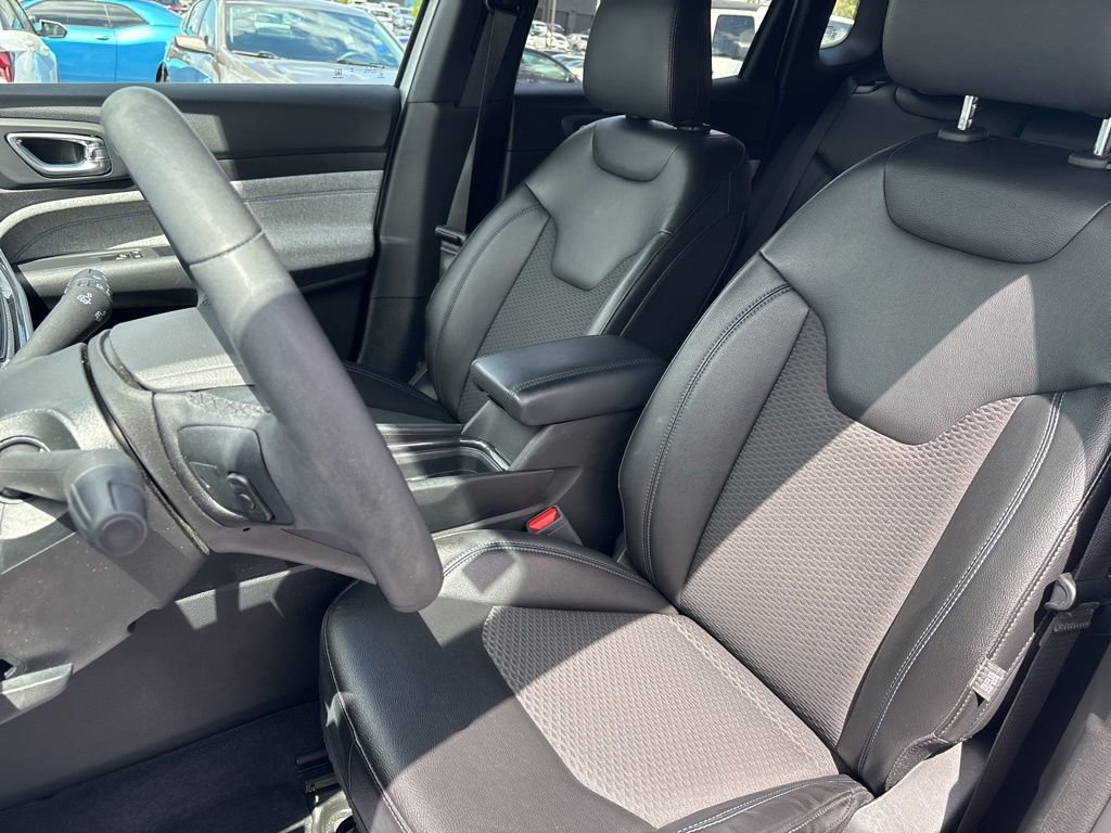 Used 2024 Jeep Compass Latitude image 11