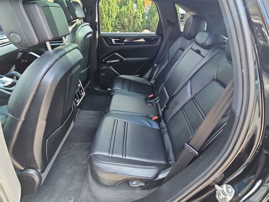 Used 2022 Porsche Cayenne AWD/4WD image 20