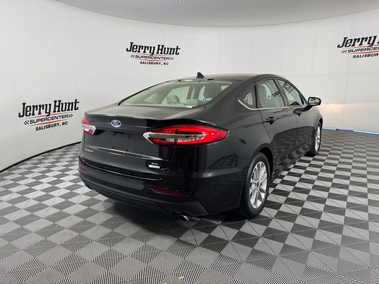 Used 2020 Ford Fusion SE w/ Fleet SE Value Package image 8