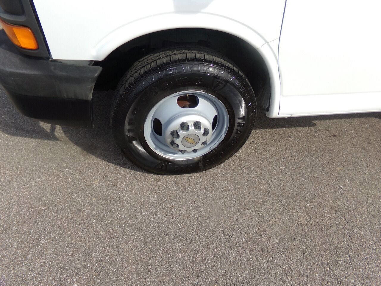 Used 2009 Chevrolet Express 3500 image 25