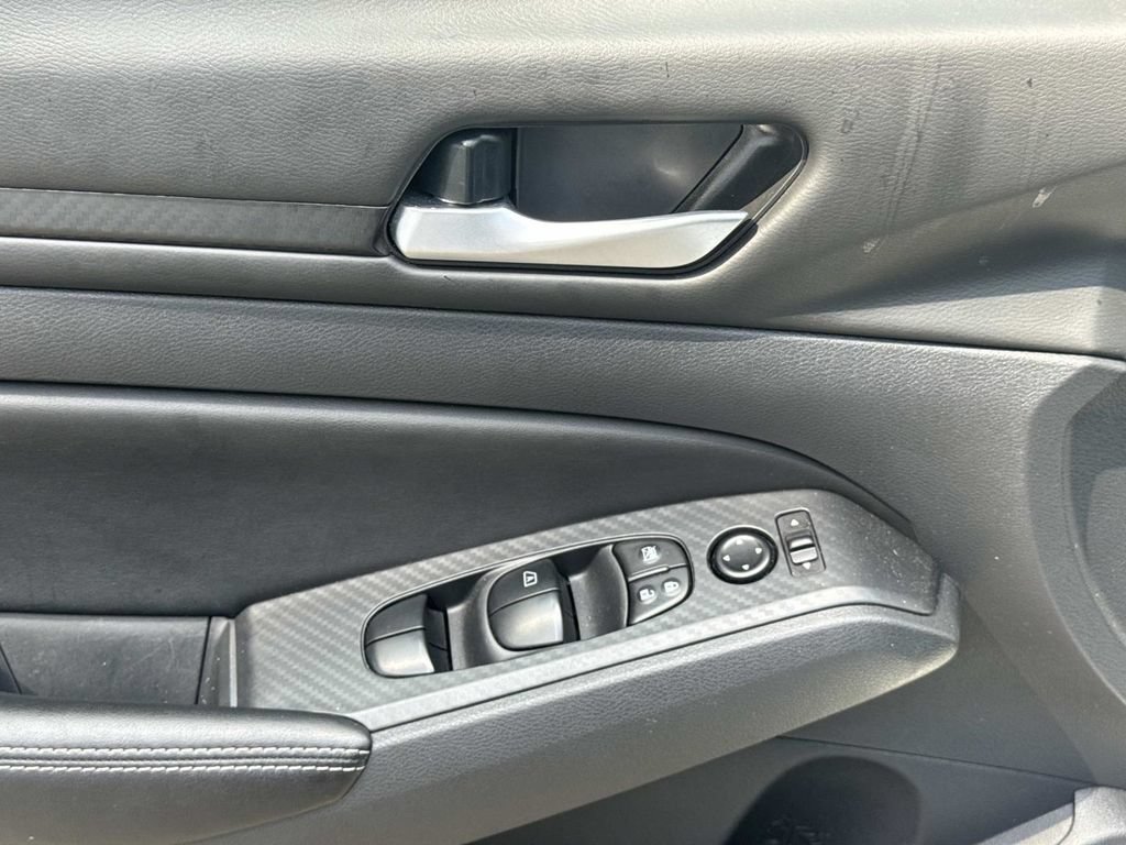 Used 2025 Nissan Altima 2.5 SV FWD image 32