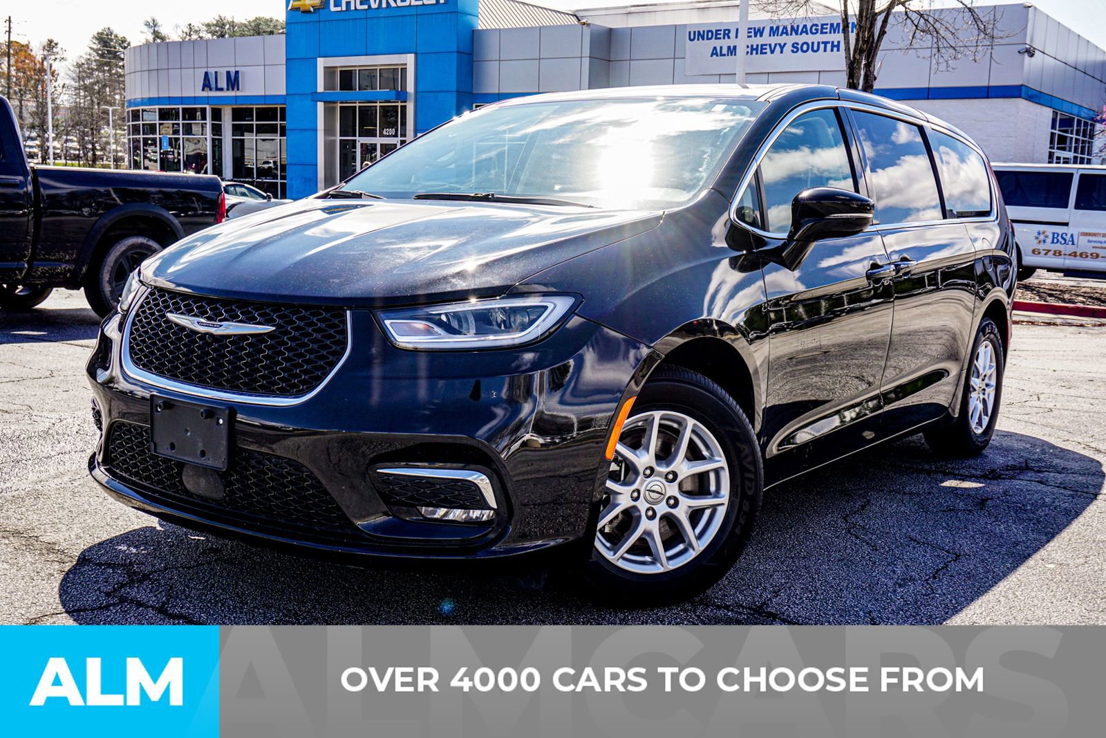 Used 2024 Chrysler Pacifica Touring-L image 3