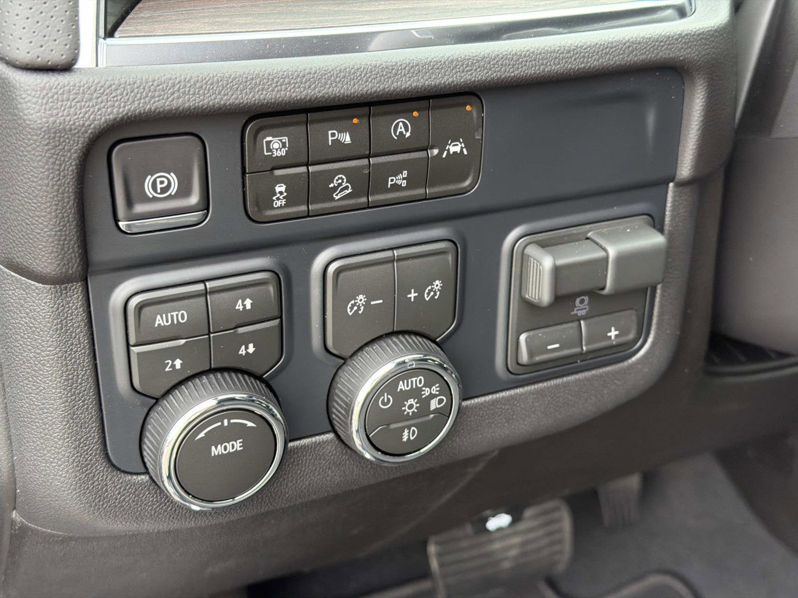 New 2026 Chevrolet Tahoe Premier w/ Sun And Tow Package AWD/4WD image 5