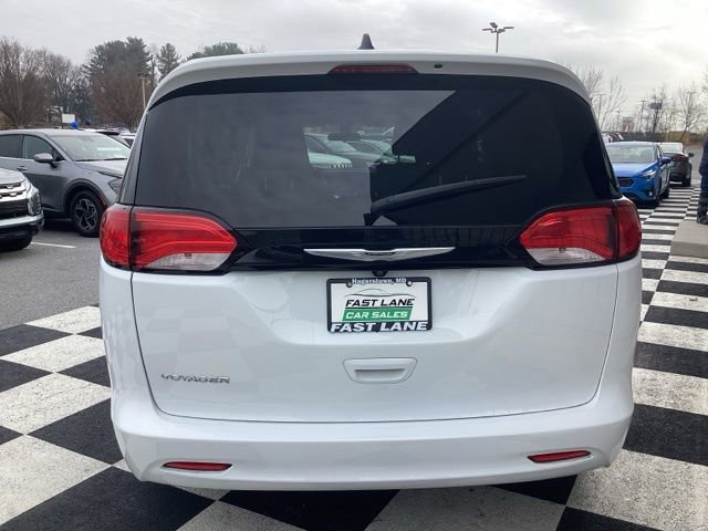 Used 2022 Chrysler Voyager LX image 6
