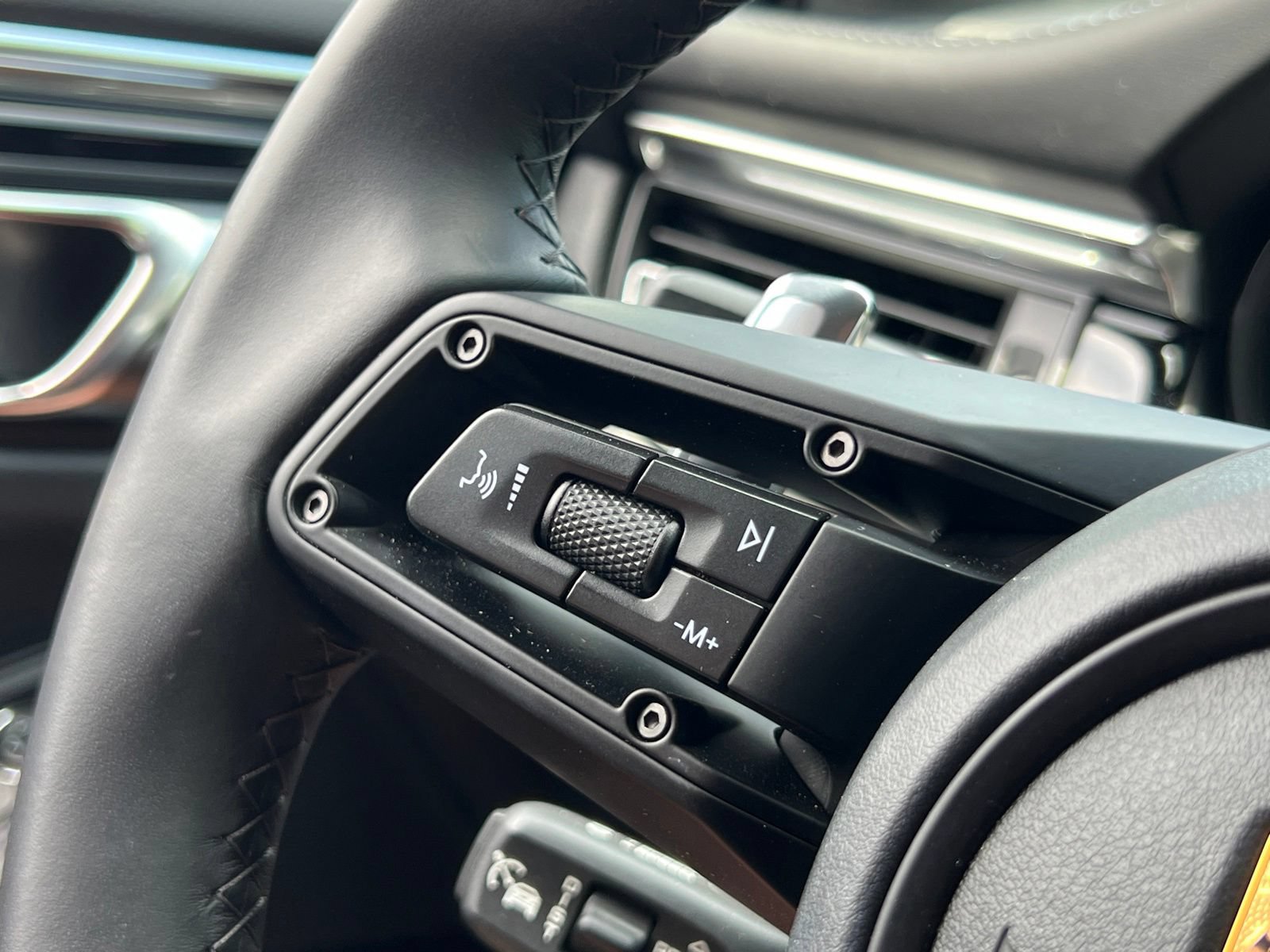 Certified 2026 Porsche Macan AWD/4WD image 24