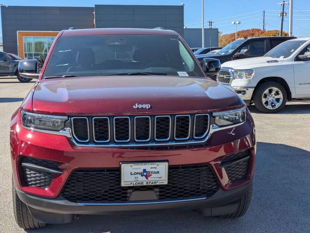 Used 2025 Jeep Grand Cherokee Laredo X RWD image 8