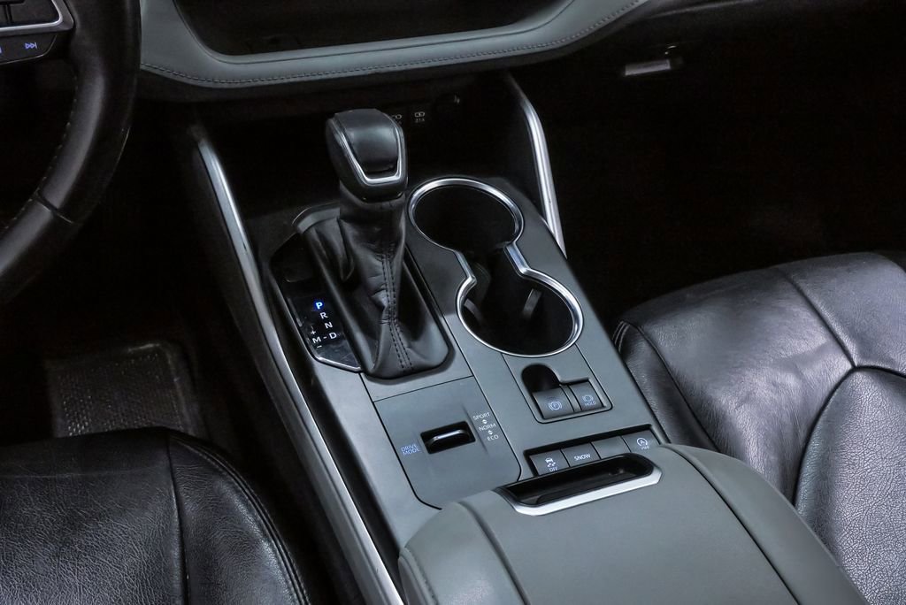 Used 2020 Toyota Highlander LE FWD image 18