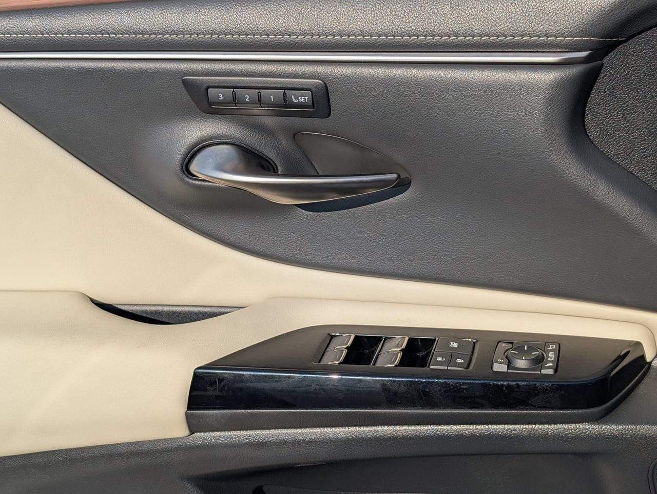 Used 2025 Lexus ES 350 w/ Premium Package FWD image 24
