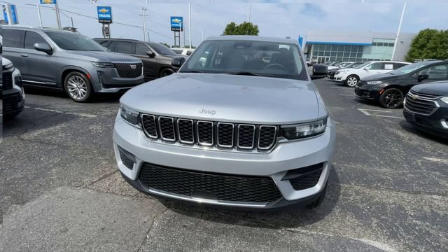 Used 2023 Jeep Grand Cherokee Laredo w/ Luxury Tech Group I AWD/4WD image 5