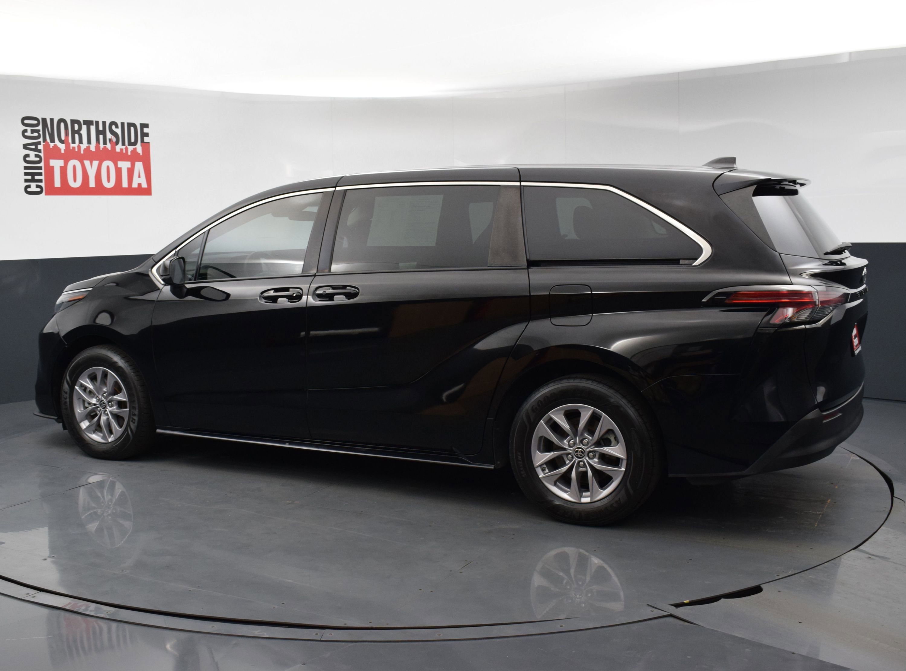 Used 2022 Toyota Sienna LE FWD image 2