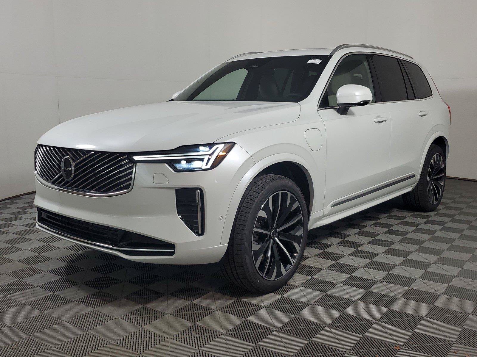 New 2026 Volvo XC90 T8 Plus w/ Protection Package Premier AWD/4WD image 3