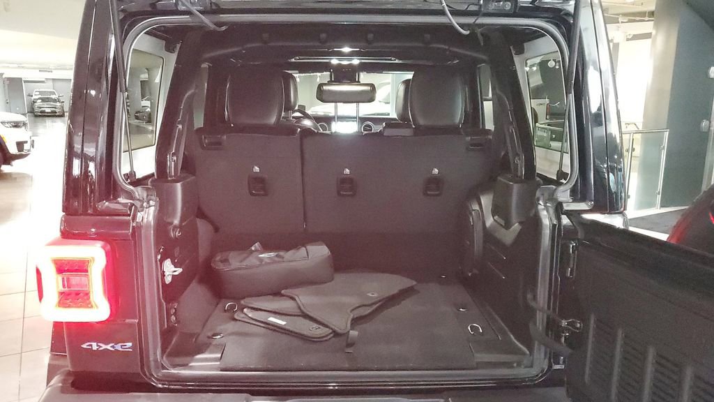 Used 2022 Jeep Wrangler Unlimited Sahara w/ Cold Weather Group image 10