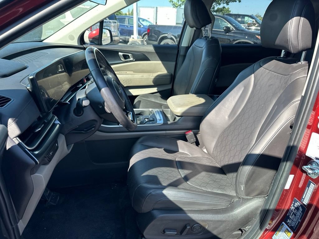 Used 2025 Kia Carnival FWD image 12