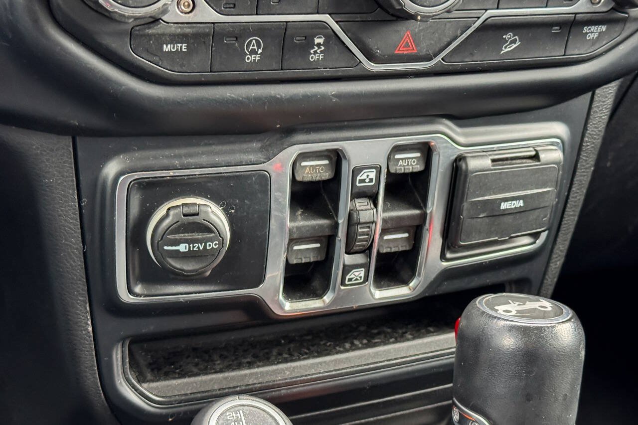 Used 2019 Jeep Wrangler Unlimited Sahara w/ Uconnect 4C Nav & Sound Group AWD/4WD image 27