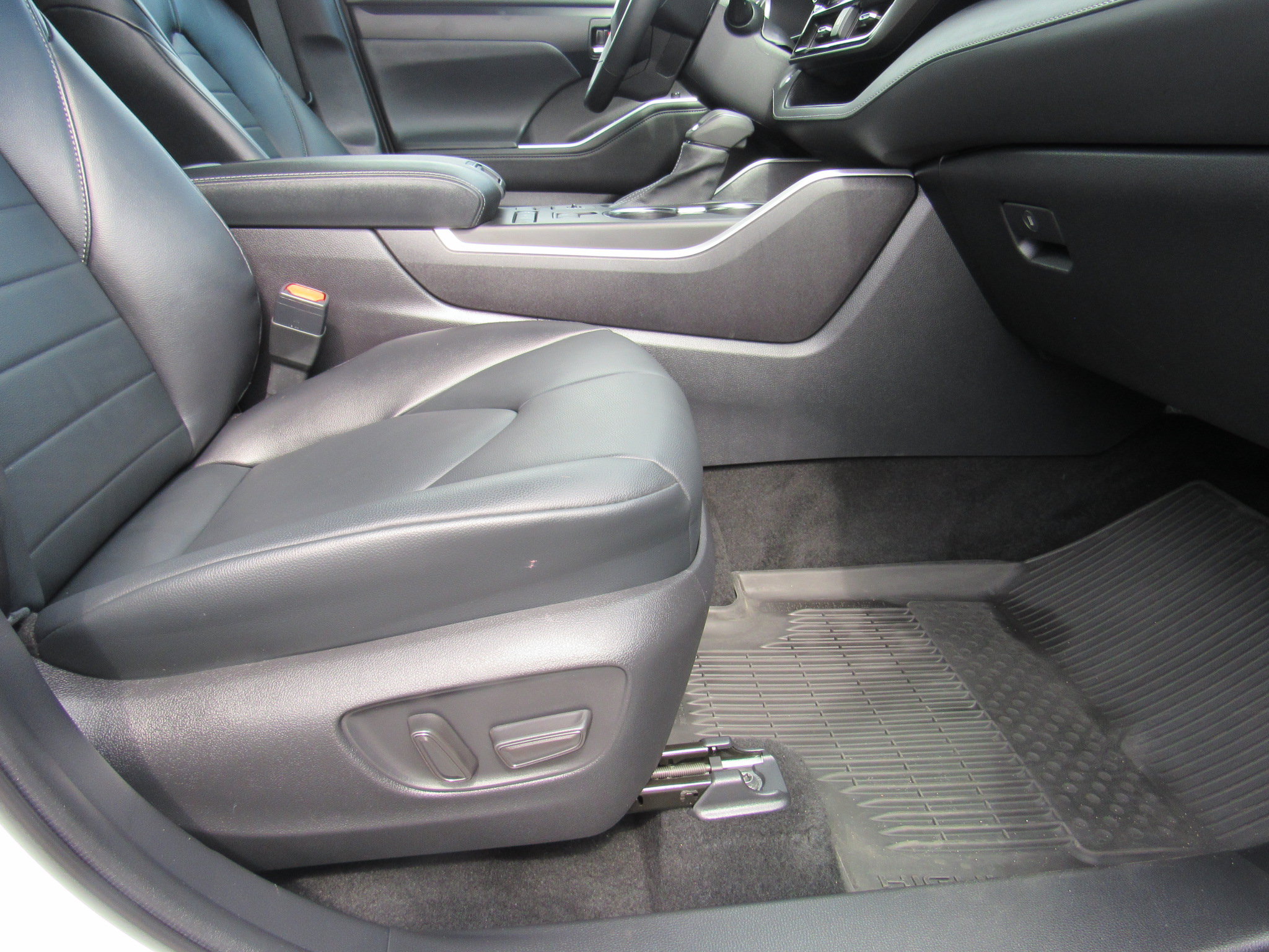 Used 2022 Toyota Highlander XLE AWD/4WD image 28