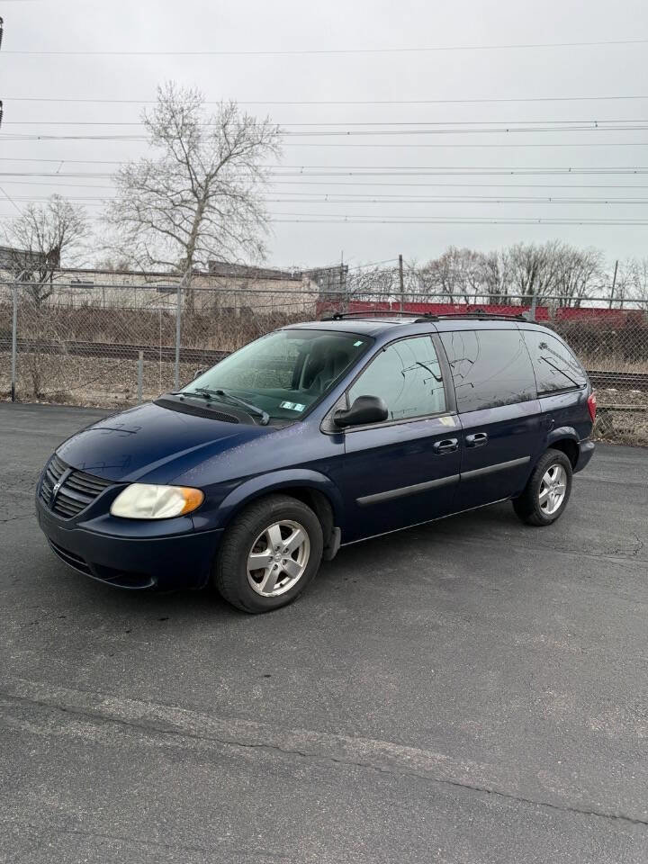 Used 2005 Dodge Caravan SXT image 2