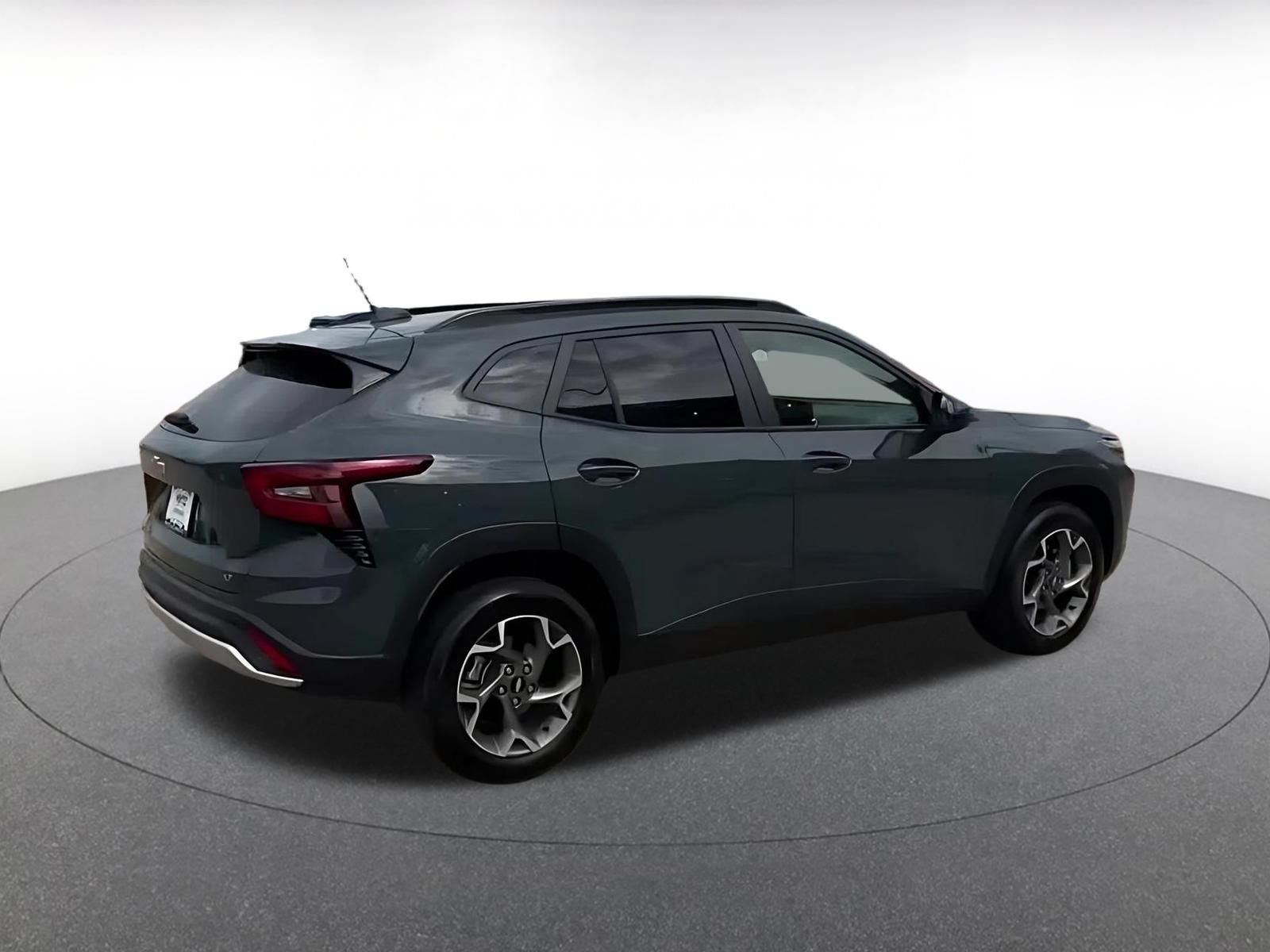 Used 2025 Chevrolet Trax LT FWD image 14
