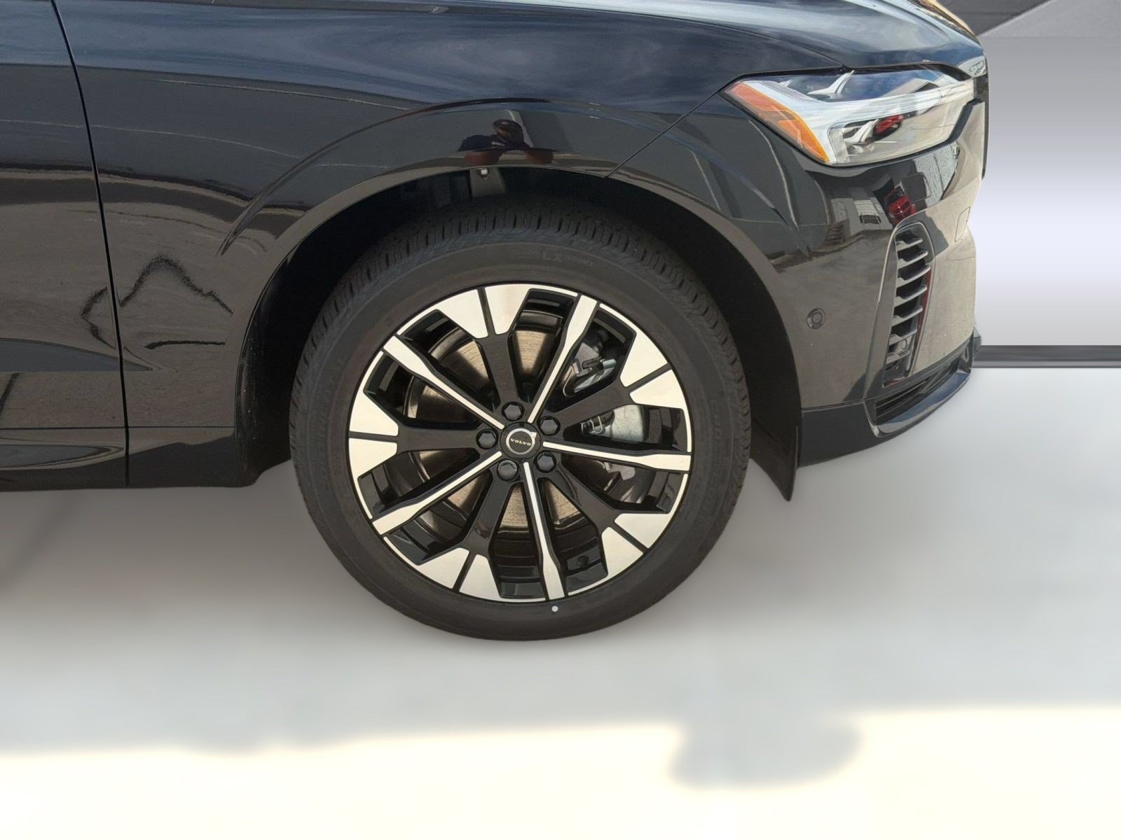 New 2026 Volvo XC60 T8 Plus w/ Protection Package Premier AWD/4WD image 11