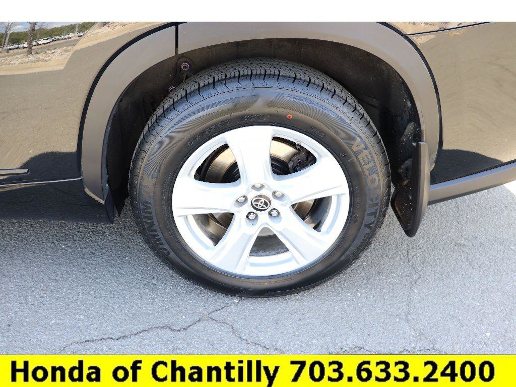 Used 2022 Toyota Highlander LE AWD/4WD image 25