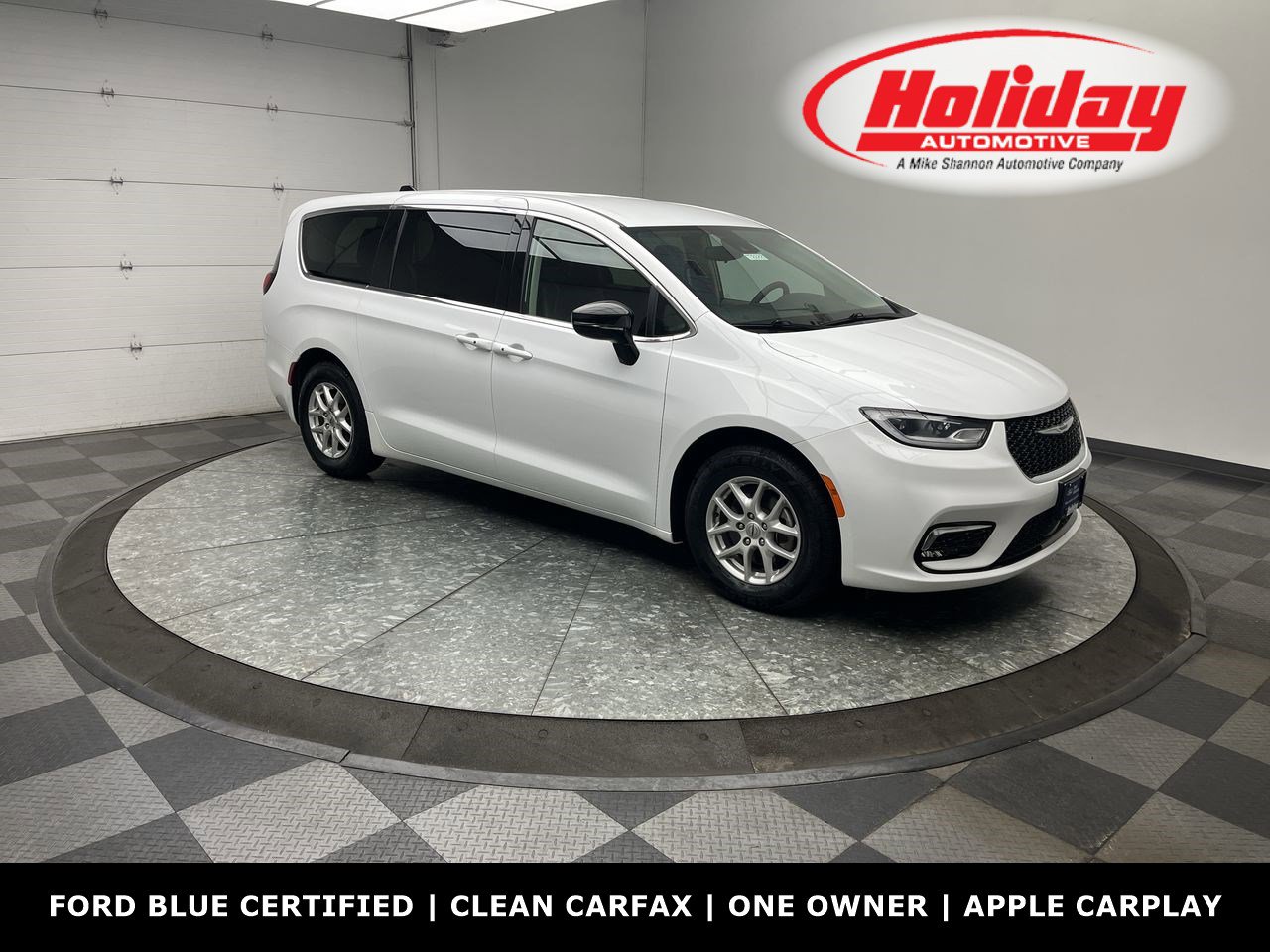 Used 2024 Chrysler Pacifica Touring-L FWD image 1