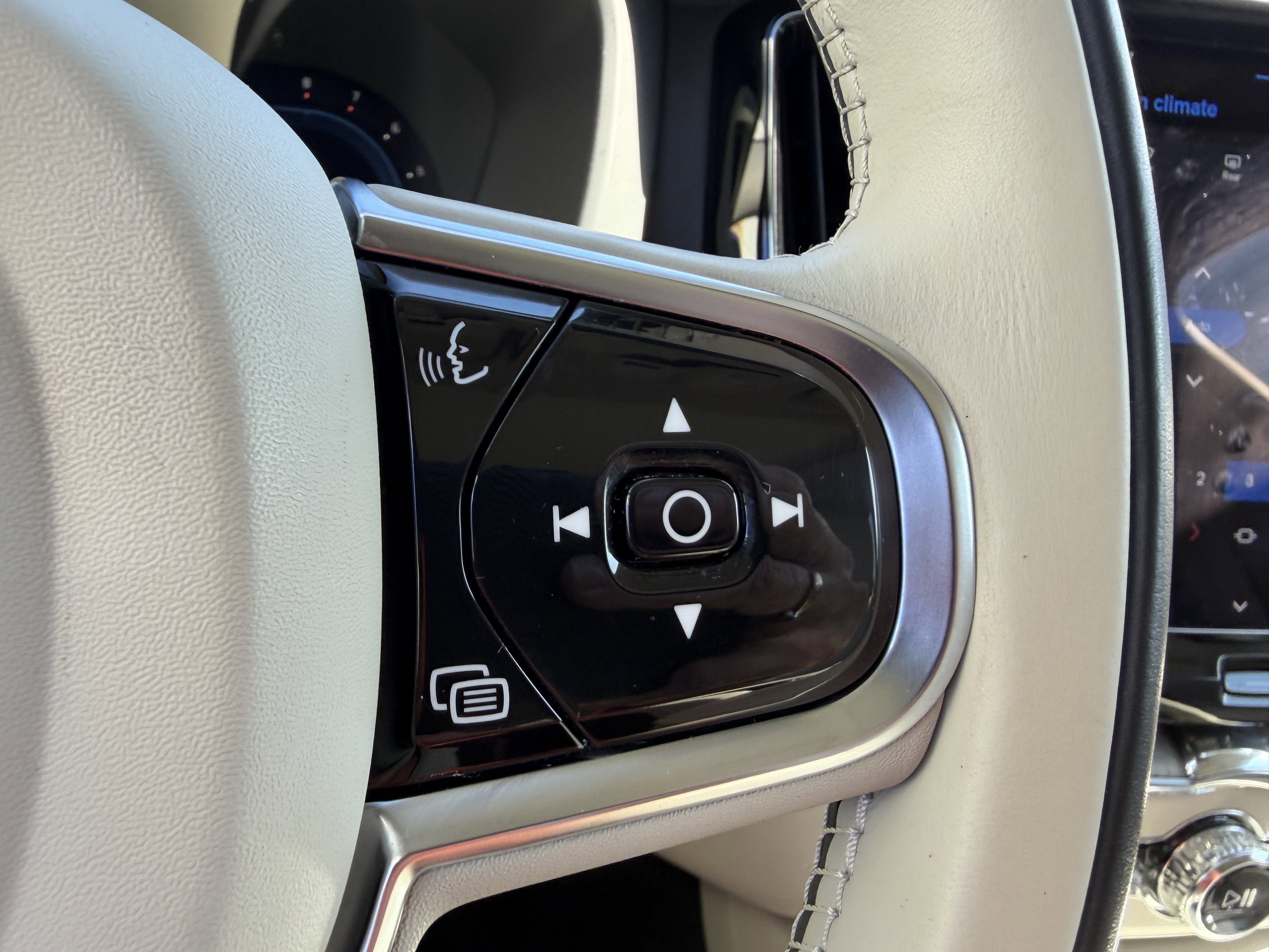 Certified 2023 Volvo XC60 B5 Plus w/ Protection Package Premier image 27