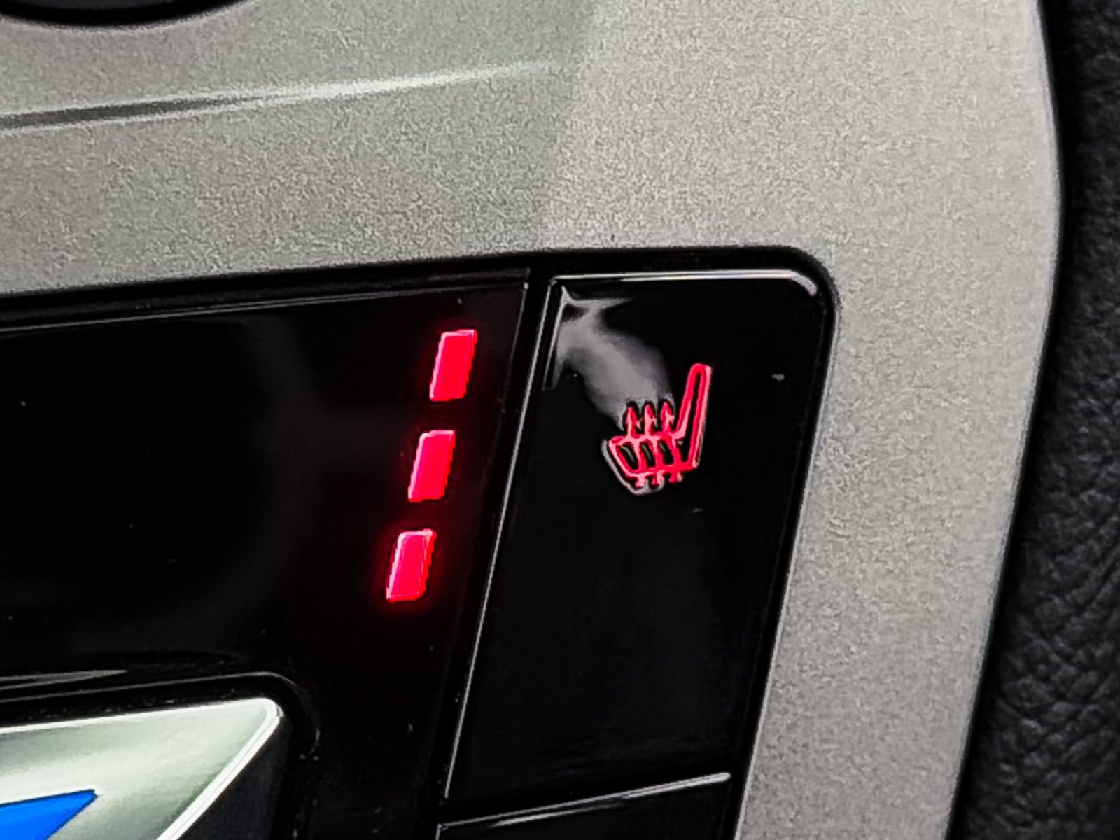 Used 2024 Ford Explorer XLT w/ Equipment Group 202A image 9