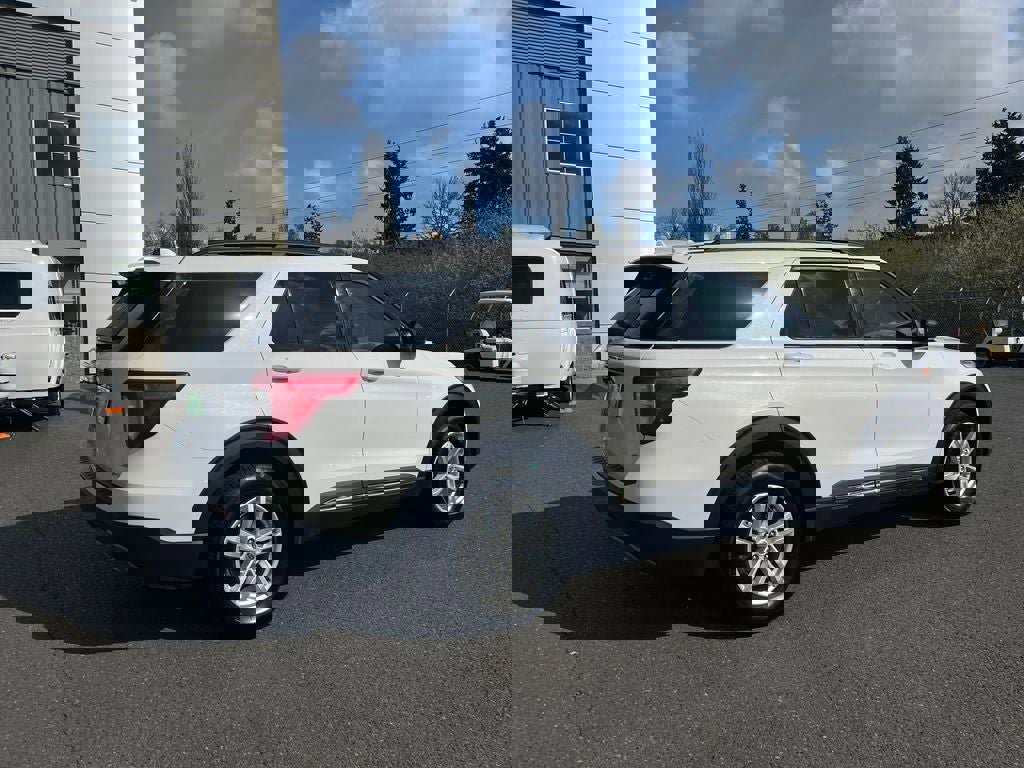 Used 2024 Ford Explorer XLT w/ Equipment Group 202A AWD/4WD image 8