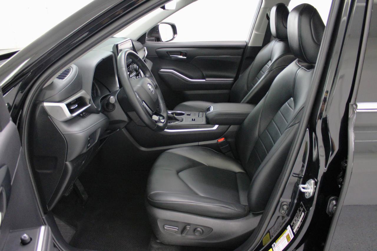 Used 2021 Toyota Highlander XLE image 28