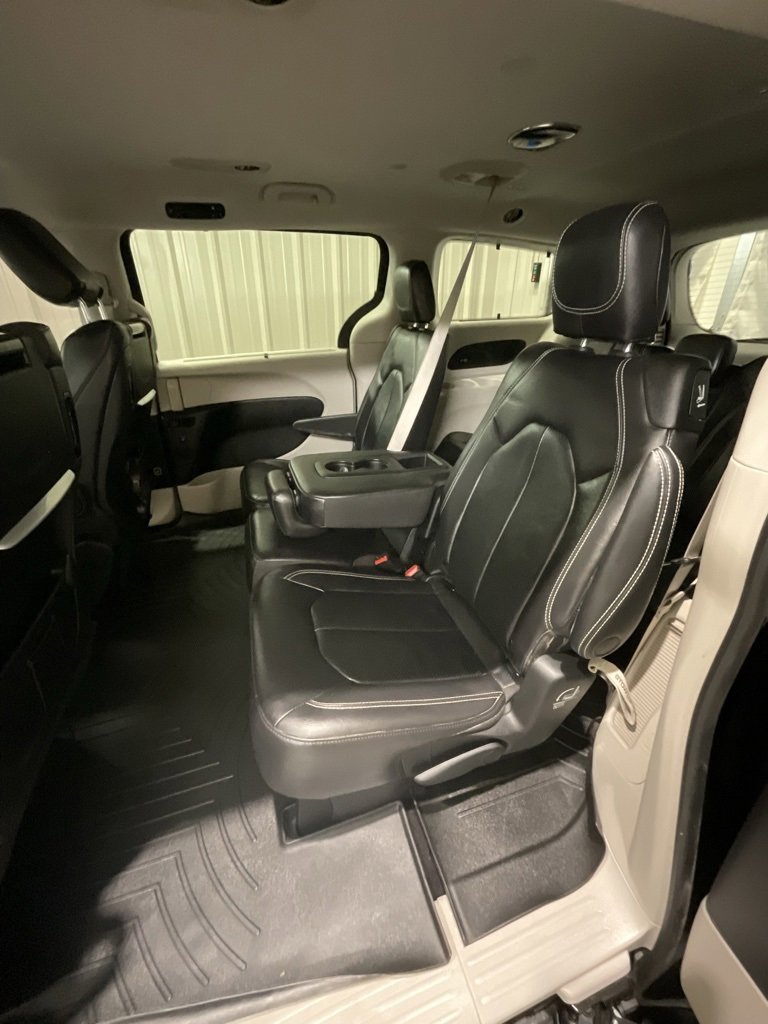 Used 2022 Chrysler Pacifica Touring-L w/ Uconnect Theater Family Group image 12